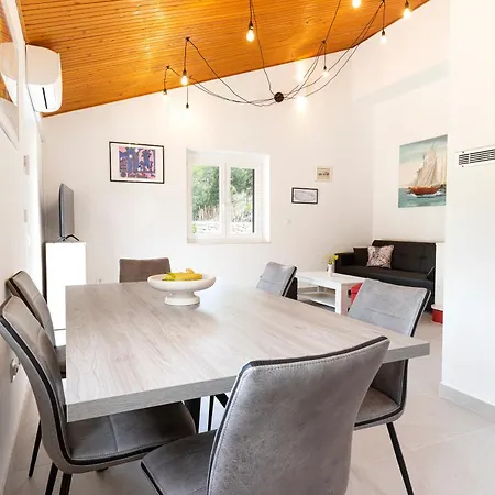 White Stone House * Pucisca