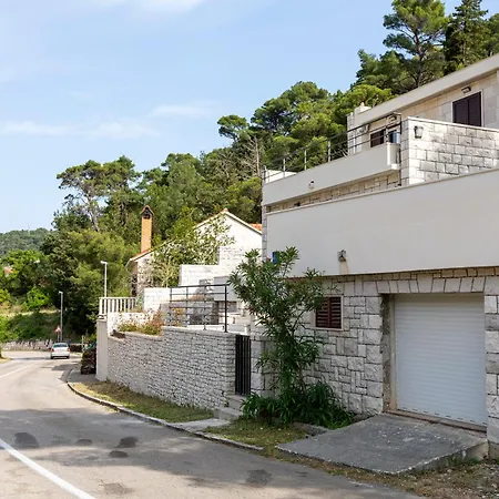 White Stone House Pucisca