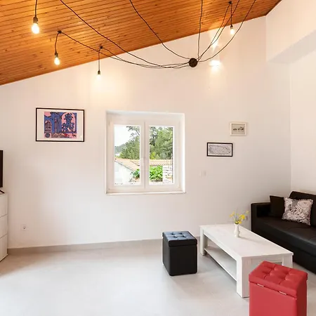 White Stone House Pucisca