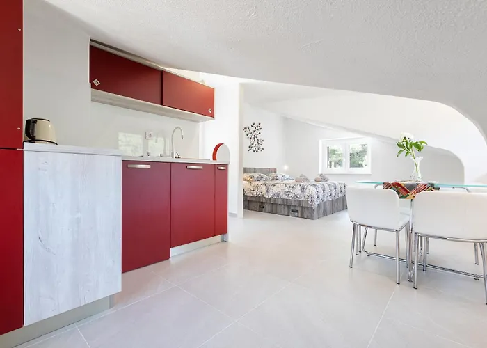 Vila White Stone House *