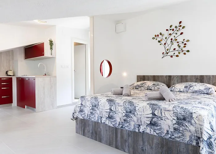 Vila White Stone House *