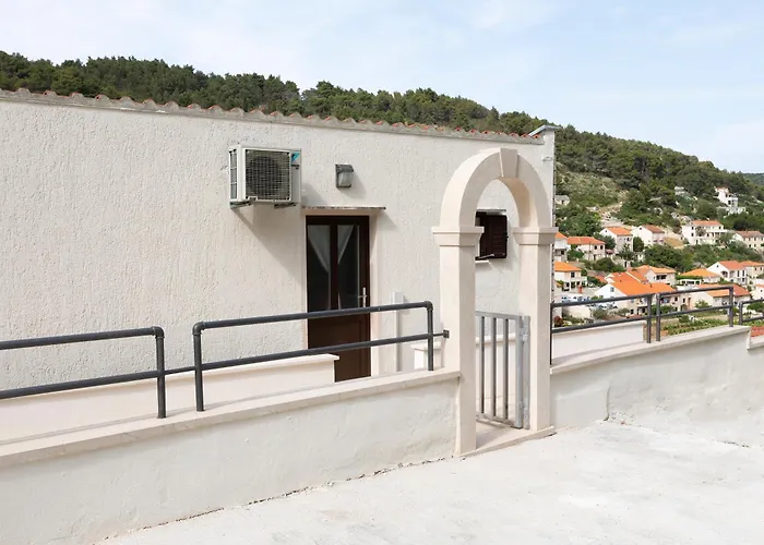 Vila White Stone House Pucisca