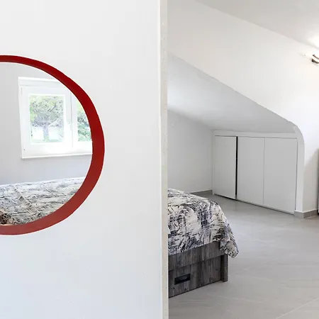 White Stone House Pucisca