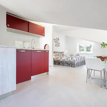 Vila White Stone House *