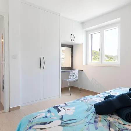 Vila White Stone House *