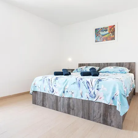 White Stone House Pucisca