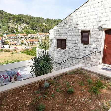 White Stone House Pucisca