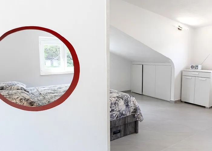 White Stone House Pucisca