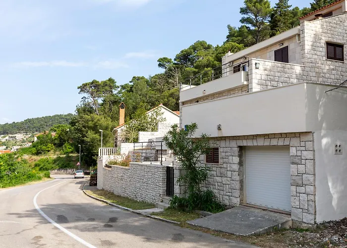 White Stone House Pucisca