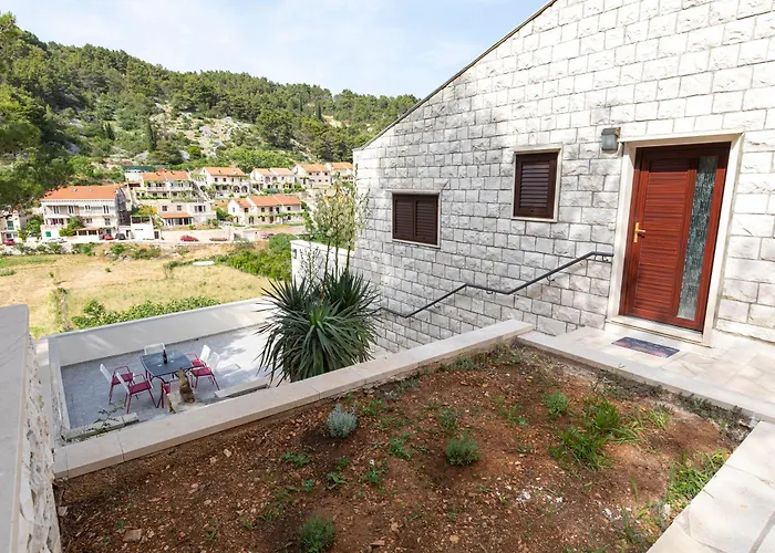 White Stone House Pucisca